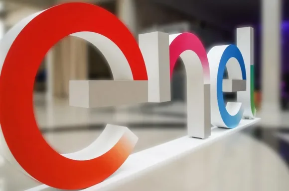 ogo tridimensionale dell'Enel su uno sfondo sfocato, simbolizzando le opportunità di lavoro nell'azienda energetica.